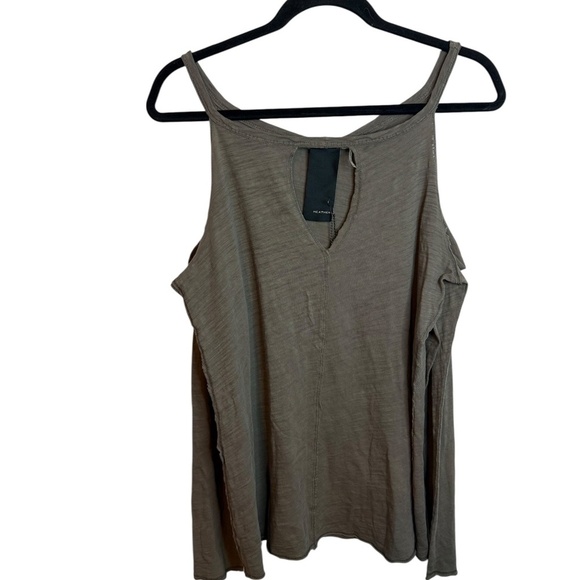 Heather By Bordeaux Tops - Nwt Heather by Bordeaux Basil Green Cold Shoulder Long Sleeve Top